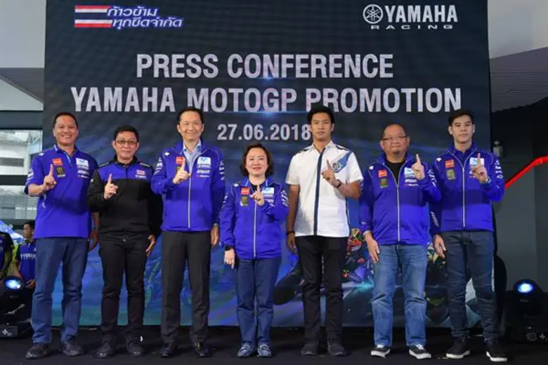 นางสาวจินตนา อุดมทรัพย์ (คนกลาง) รองประธา...