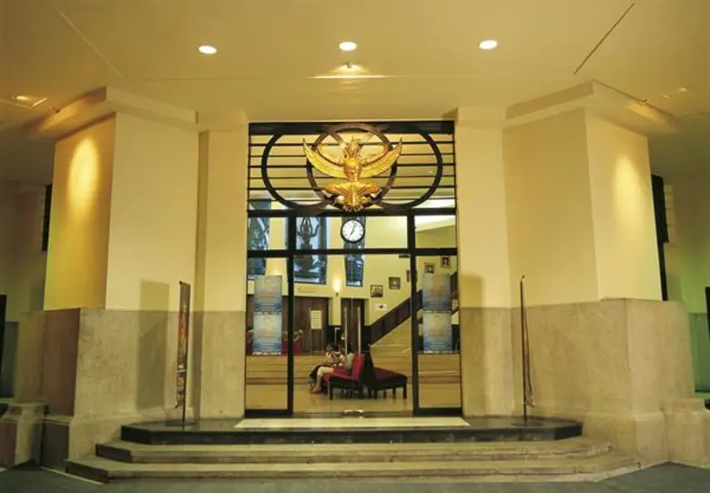 พระบาทสมเด็จพระปกเกล้าเจ้าอยู่หัว รัชกาลที่ 7 พระราชทานโรงมหรสพหลวงศาลาเฉลิมกรุง เพื่อเป็นของขวัญแก่พสกนิกรชาวไทย เมื่อวันที่ 2 กรกฎาคม 2476 “2 กรกฎาคม 2561...เฉลิมฉลองเฉลิมกรุง 85 ปี”