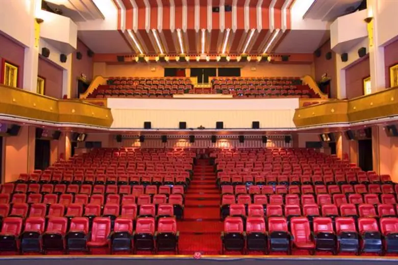 พระบาทสมเด็จพระปกเกล้าเจ้าอยู่หัว รัชกาลที่ 7 พระราชทานโรงมหรสพหลวงศาลาเฉลิมกรุง เพื่อเป็นของขวัญแก่พสกนิกรชาวไทย เมื่อวันที่ 2 กรกฎาคม 2476 “2 กรกฎาคม 2561...เฉลิมฉลองเฉลิมกรุง 85 ปี”