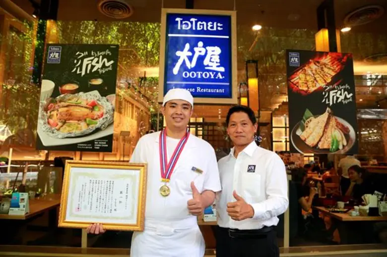 นายภวิชช์ อ่ำทิม (ขวา) ผู้อำนวยการอาวุโส ...