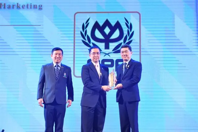 รศ.ดร.พสุ เดชะรินทร์ (กลาง) คณบดีคณะพาณิช...