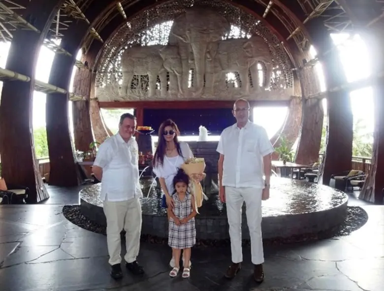 เดนิส ชูวาร์ด(ขวา) ผู้จัดการทั่วไป โรงแรม...