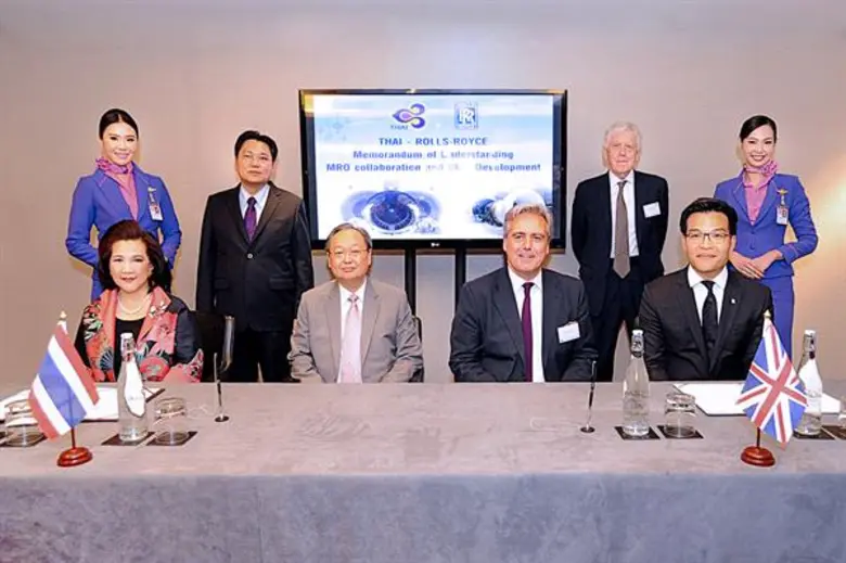 นางอุษณีย์ แสงสิงแก้ว (แถวนั่งที่ 1 จากซ้...