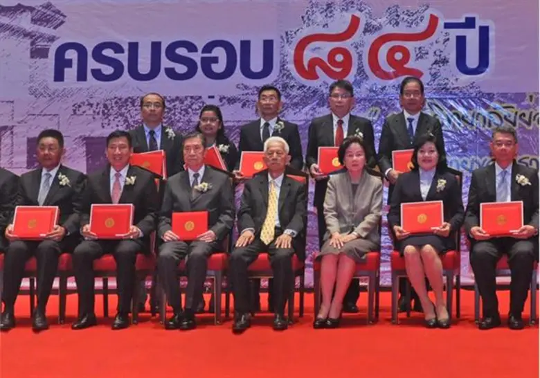 ศาสตราจารย์พิเศษ นรนิติ เศรษฐบุตร นายกสภา...