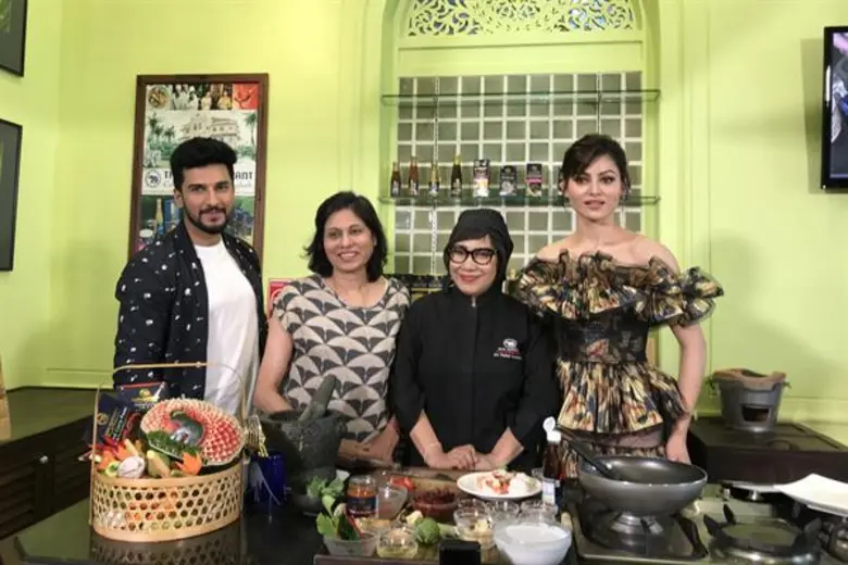 เชฟนูรอ โซ๊ะมณี สเต็ปเป้ ยิ้มแก้มปริ หลัง...