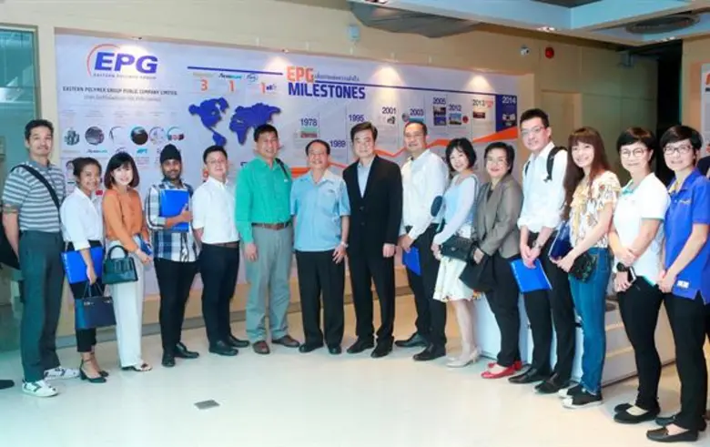 ดร.ภวัฒน์ วิทูรปกรณ์ (กลาง) ประธานเจ้าหน้...