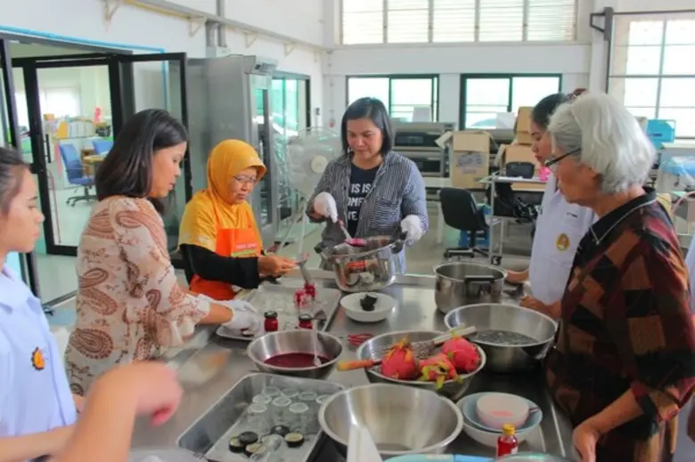 UBI NRRU พัฒนาและสร้างผู้ประกอบการใหม่ อบรมการแปรรูปผลิตภัณฑ์จากแก้วมังกร