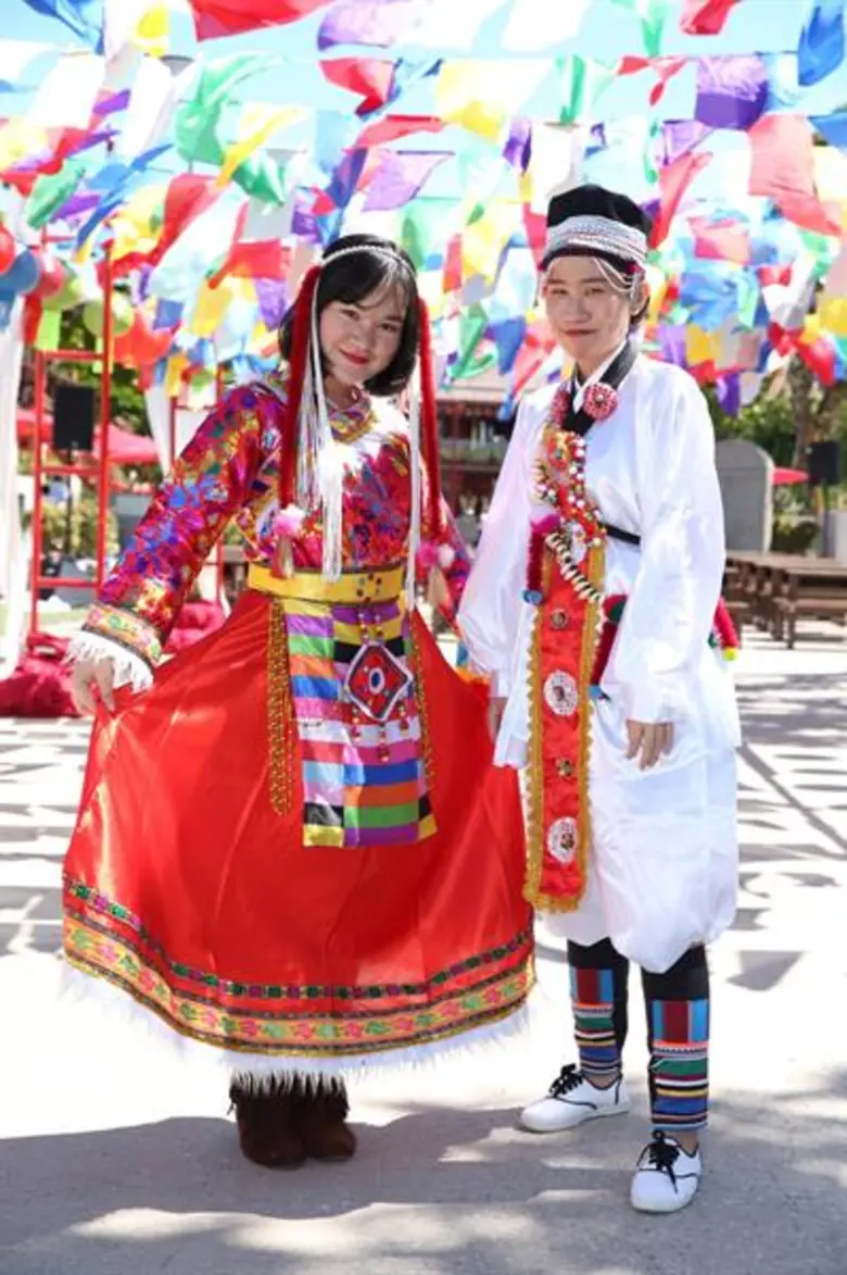 ชมเหล่าบัณฑิตสวมชุดจีนผ่านซีรีย์ดัง “สามก๊ก-เปาบุ้นจิ้น-บูเช็คเทียน” ทดสอบจอหงวน ในงานแข่งขันตอนปัญหาวิชาการ “LHONG Wisdom Competition”