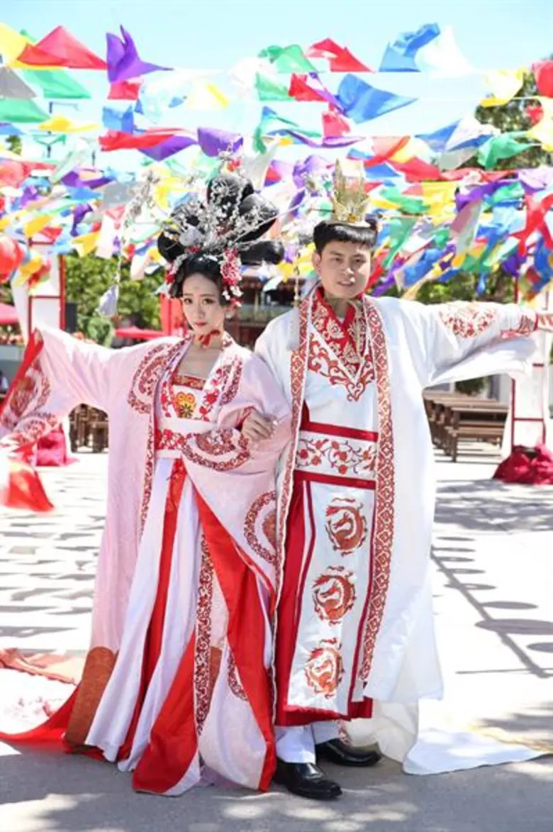 ชมเหล่าบัณฑิตสวมชุดจีนผ่านซีรีย์ดัง “สามก๊ก-เปาบุ้นจิ้น-บูเช็คเทียน” ทดสอบจอหงวน ในงานแข่งขันตอนปัญหาวิชาการ “LHONG Wisdom Competition”