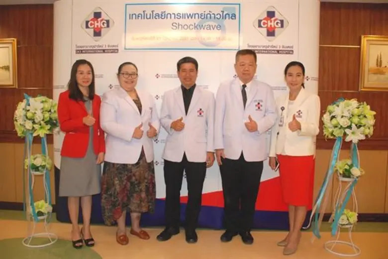 แพทย์หญิงรุ่งอรุณ สันทัดกลการ(ที่2จากซ้าย...