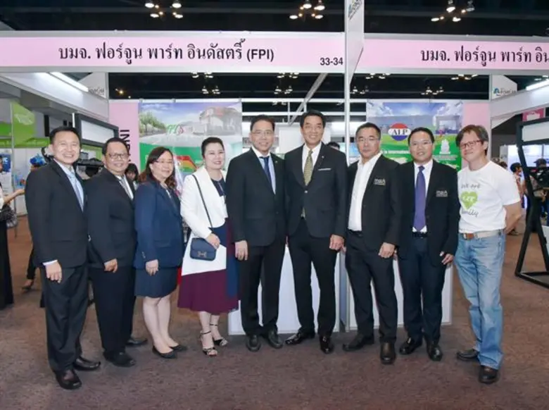 คุณประพันธ์ เจริญประวัติ (ที่ 4 จากขวา) ก...