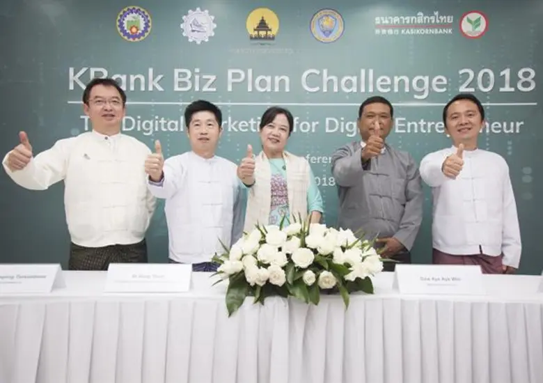 นายพัฒนพงศ์ ตัณฑ์สมบุญ (ซ้าย) ผู้ช่วยกรรม...