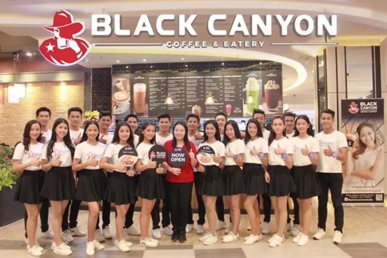 คุณวิฐรา จิตนราพงศ์ (ยืนกลาง) ผู้จัดการฝ่...