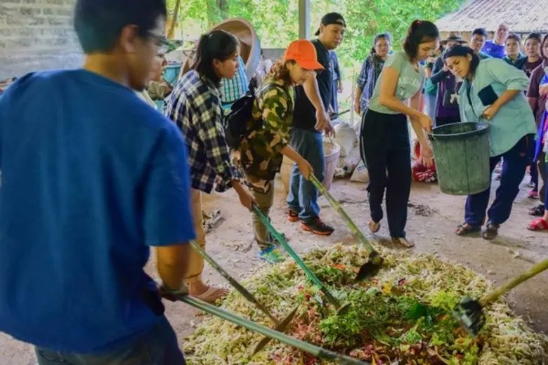 สำนักศิลปะฯ ราชภัฏโคราช นำบุคลากรเรียนรู้ความพอเพียง ค่ายคุณธรรมตามรอยพระยุคลบาท