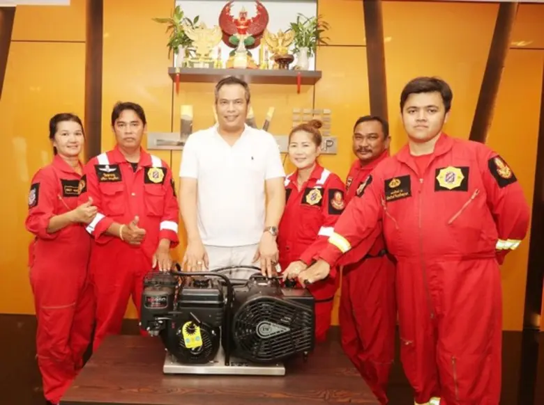 คุณวิสิษฐ กอวรกุล ประธานกรรมการ JW GROUP มอบเครื่องอัดอากาศ ให้กับ ฐานปฎิบัติการดับเพลิง และกู้ภัยดอนเมือง (ตลาดใหม่) เพื่อให้นำไปใช้ปฎิบัติงานด้านบรรเทาสาธารณภัยในพื้นที่ดอนเมือง และพื้นที่ใกล้เคียง