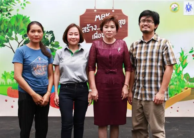 นางสาวศิรฐา สุขสว่าง (ที่ 2 จากซ้าย) ผู้ช...