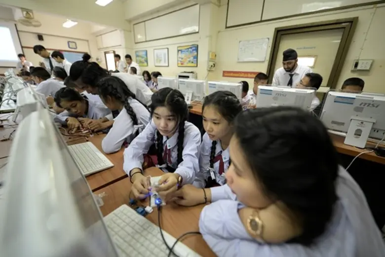 พี่สอนน้อง! เด็กไอที ม.ศรีปทุม อาสาสอนน้อง ร.ร.อรุณประดิษฐ์ เรียนรู้ IOT