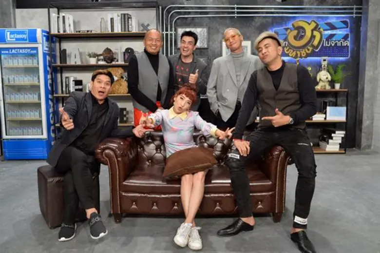 ทีวีไกด์: ซิทคอม “บริษัทฮาไม่จำกัด (มหาชน)”  เผยความจริง “เฟี้ยว์ฟ้าว” แสดงอิทธิฤทธิ์กลางกองถ่าย!!! ยอมรับเป็นร่างทรงเพอร์ซิอุส
