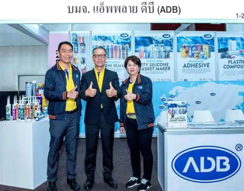 นายหวัง วนาไพรสณฑ์ (กลาง) ประธานเจ้าหน้าท...