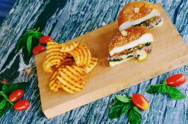 สุดยอดซุปเปอร์ เบอร์เกอร์ ความลงตัวของคนรักเนื้อจากโคสต์บีชคลับและบิสโทร ณ โรงแรมเซ็นทาราแกรนด์ หัวหิน