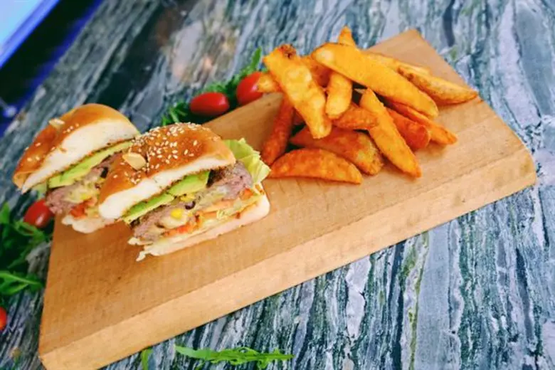 สุดยอดซุปเปอร์ เบอร์เกอร์ ความลงตัวของคนรักเนื้อจากโคสต์บีชคลับและบิสโทร ณ โรงแรมเซ็นทาราแกรนด์ หัวหิน