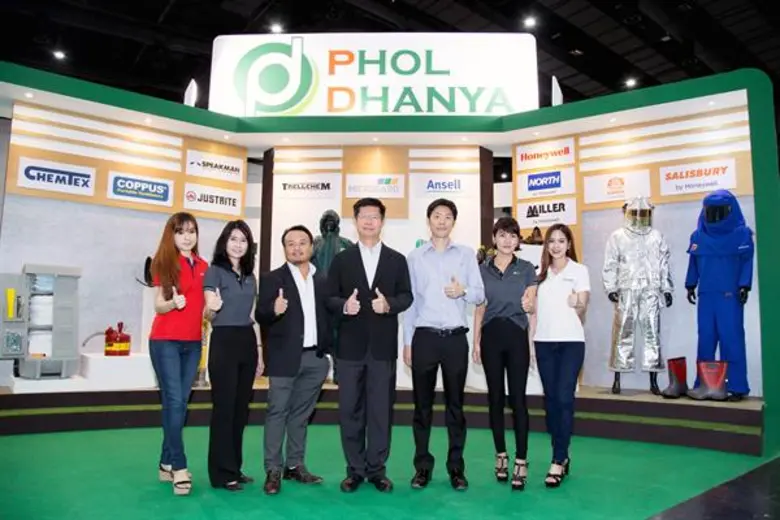 คุณบุญชัย สุวรรณวุฒิวัฒน์ (กลาง) ประธานเจ...