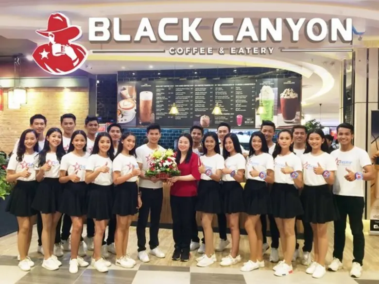 คุณวิฐรา จิตนราพงศ์ (ยืนกลาง) ผู้จัดการฝ่...