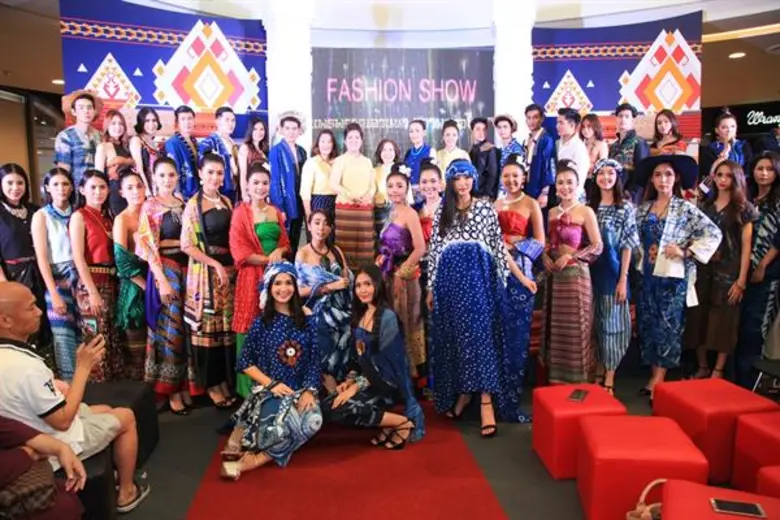 แพนเค้ก-เขมนิจ นำเดินแฟชั่นโชว์ชุด “แพรพรรณล้านนา ภูษา ผ้าทอไทย”