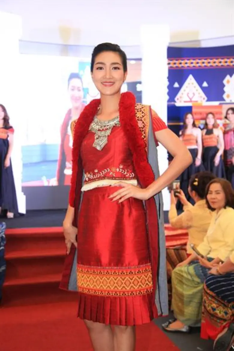 แพนเค้ก-เขมนิจ นำเดินแฟชั่นโชว์ชุด “แพรพรรณล้านนา ภูษา ผ้าทอไทย”