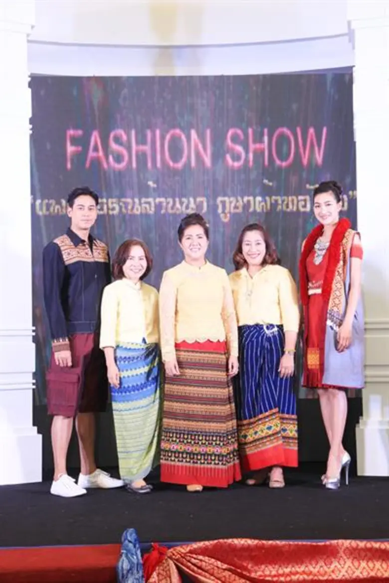 แพนเค้ก-เขมนิจ นำเดินแฟชั่นโชว์ชุด “แพรพรรณล้านนา ภูษา ผ้าทอไทย”