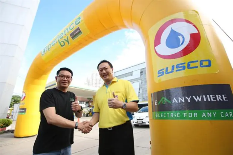 นายชัยฤทธิ์ สิมะโรจน์ (ขวา) กรรมการผู้จัด...