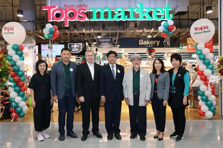 ชายชาญ เอี่ยมเจริญ (คนกลาง) รองผู้ว่าราชก...