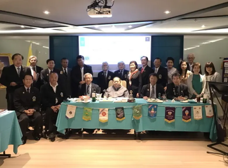 ไลออน วิชิต อำนวยรักษ์สกุล (นั่งที่ 4 จาก...