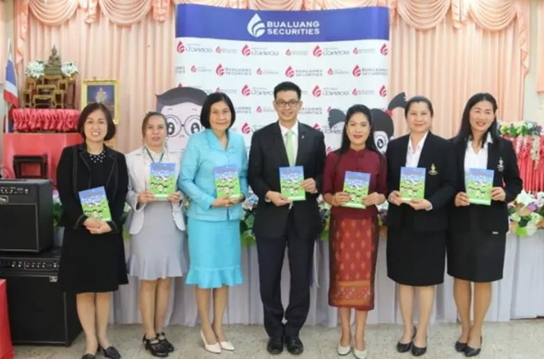 เมื่อเร็วๆ นี้ นายปิยะ ซอโสตถิกุล (คนกลาง...