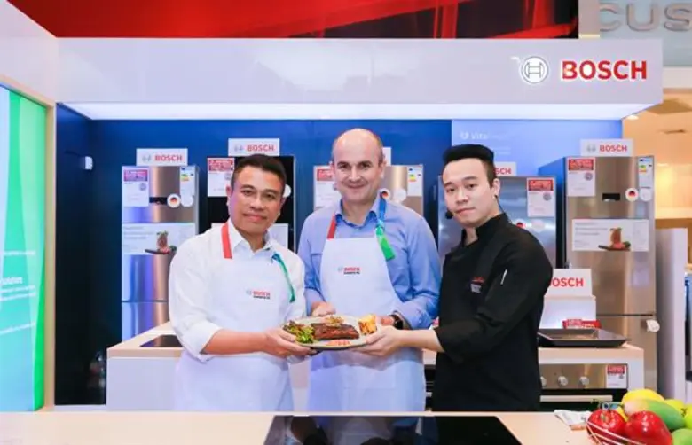 บีเอสเอช นำเครื่องใช้ไฟฟ้า Bosch ร่วมกิจกรรมปรุงอาหารเมนูพิเศษ  ฝีมือโดย เชฟจอม (จอม ภาษิตปรัชญา) จากรายการ Kitchen War  โชวร์ในงาน Power Mall Eelectronica Showcase