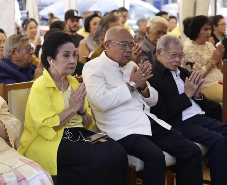 พระบาทสมเด็จพระปกเกล้าเจ้าอยู่หัว รัชกาลที่ 7 พระราชทานโรงมหรสพหลวงศาลาเฉลิมกรุง เพื่อเป็นของขวัญแก่พสกนิกรชาวไทย เมื่อวันที่ 2 กรกฎาคม 2476