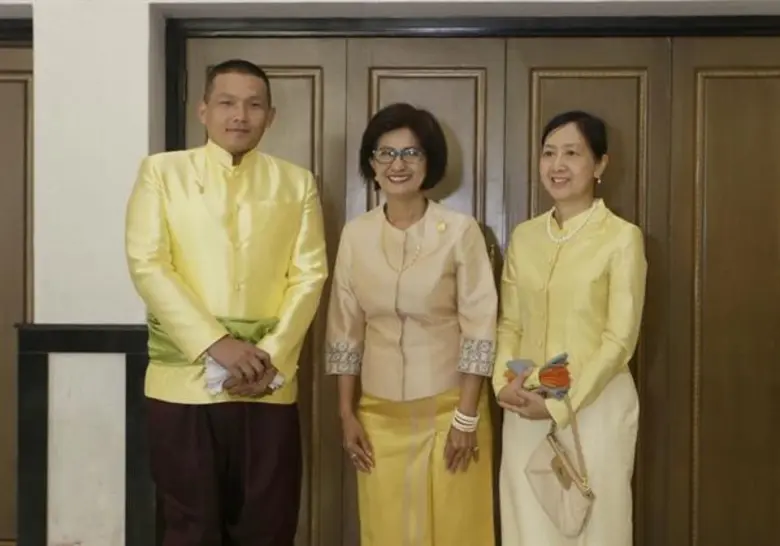 พระบาทสมเด็จพระปกเกล้าเจ้าอยู่หัว รัชกาลที่ 7 พระราชทานโรงมหรสพหลวงศาลาเฉลิมกรุง เพื่อเป็นของขวัญแก่พสกนิกรชาวไทย เมื่อวันที่ 2 กรกฎาคม 2476