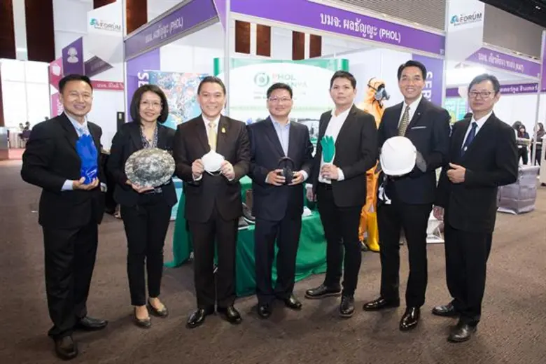 นายพรศักดิ์ ชุนหจินดา (กลาง) รองประธานเจ้...