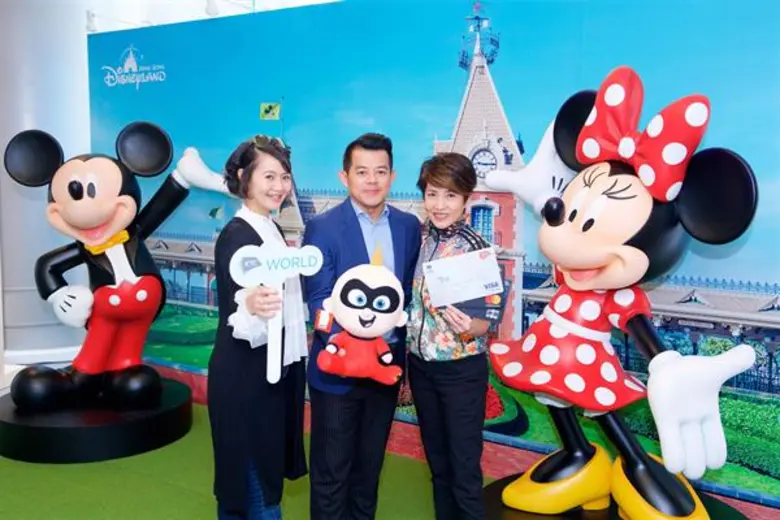 นางสาวเจนจิต ลัดพลี (ซ้าย) ผู้อำนวยการ กา...