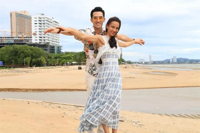 “บิ๊กเอ็ม-กรีน” สวมบท “ธาวิน-ลิลลี่” จากเพชรร้อยรักช่อง 7HD กด 35 แวะพักชิลชิลหวานจนน้ำทะเลจืด ริมทะเลพัทยา