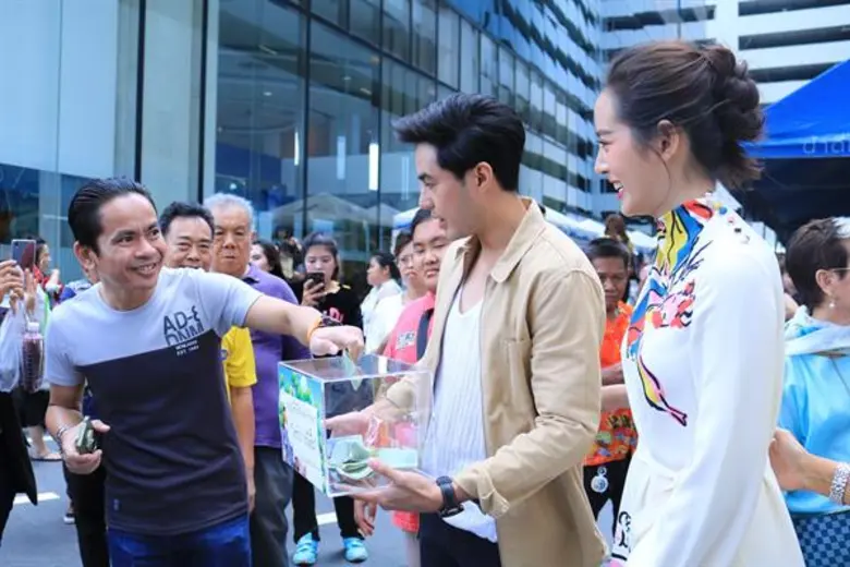 ตลาดนัดดาราวิก 3 สุดคึกคัก ท็อป จรณ – ณิชา ณัฏฐณิชา นักแสดง “ลมไพรผูกรัก” ร่วมรับบริจาค ในโครงการ “ใครรักป่ายกมือขึ้น”
