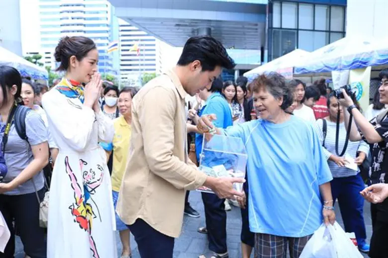 ตลาดนัดดาราวิก 3 สุดคึกคัก ท็อป จรณ – ณิชา ณัฏฐณิชา นักแสดง “ลมไพรผูกรัก” ร่วมรับบริจาค ในโครงการ “ใครรักป่ายกมือขึ้น”