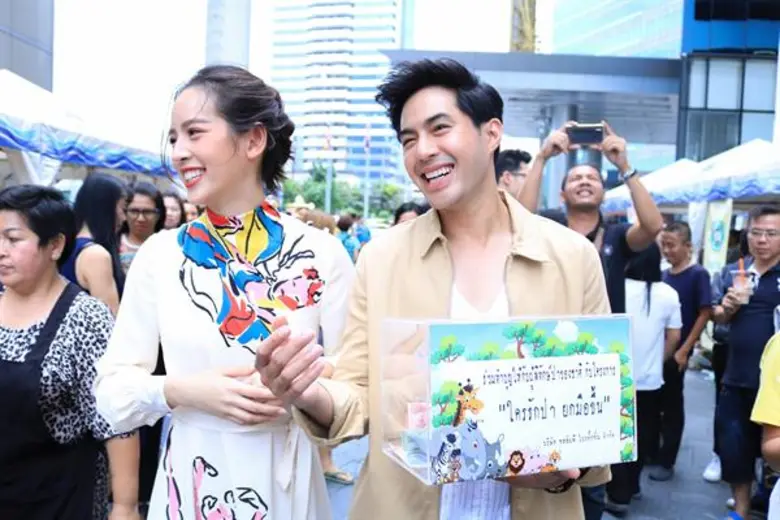 ตลาดนัดดาราวิก 3 สุดคึกคัก ท็อป จรณ – ณิชา ณัฏฐณิชา นักแสดง “ลมไพรผูกรัก” ร่วมรับบริจาค ในโครงการ “ใครรักป่ายกมือขึ้น”