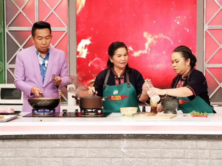 ทีวีไกด์: รายการ “My Mom Cooks เชฟไม่ทิ้งแถว”  “ซัน ประชากร” แท็กทีมแม่ดวลทำอาหารเดือด ปะทะ “ตุ๊กกี้ สุดารัตน์” จับมือแม่พกสูตรเด็ด สู้ไม่ถอย!!! ใน “My Mom Cooks”