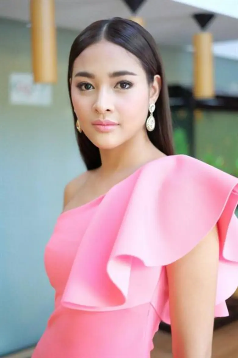 เป็นสาวสมัยใหม่ที่ชอบการช้อปปิ้งออนไลน์เอ...