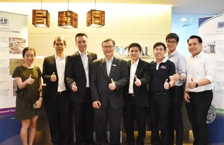 นายชวลิต จันทรรัตน์ (ที่ 4 จากซ้าย) ประธา...