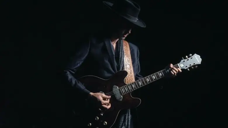 จัดว่าเป็นอีกหนึ่งเพลงคุณภาพที่ประสบความส...