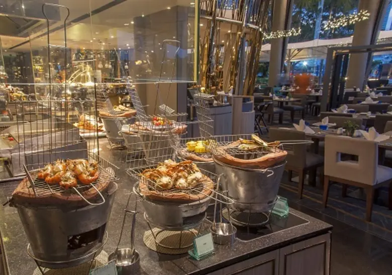 ขอเสนอบุฟเฟ่ต์นานาชาติมื้อค่ำพร้อมเสิร์ฟท...