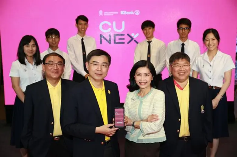 ศาสตราจารย์ ดร. บัณฑิต เอื้ออาภรณ์ (ซ้าย)...