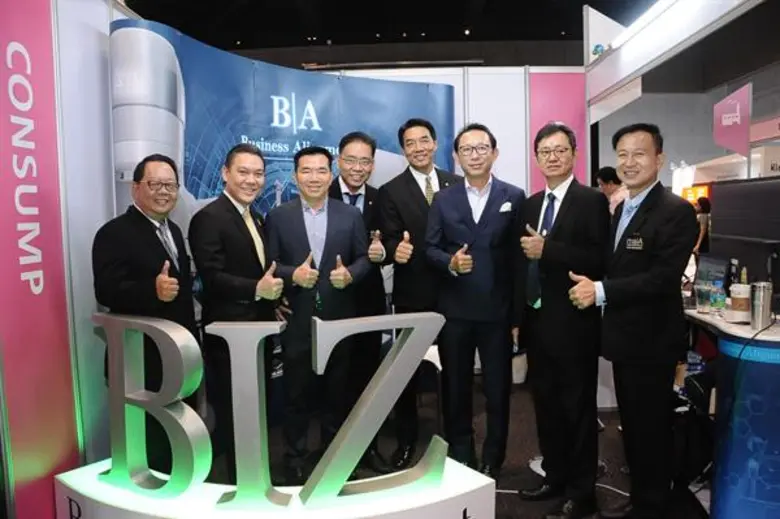 คุณประพันธ์ เจริญประวัติ (ที่ 4 จากขวา) ผ...